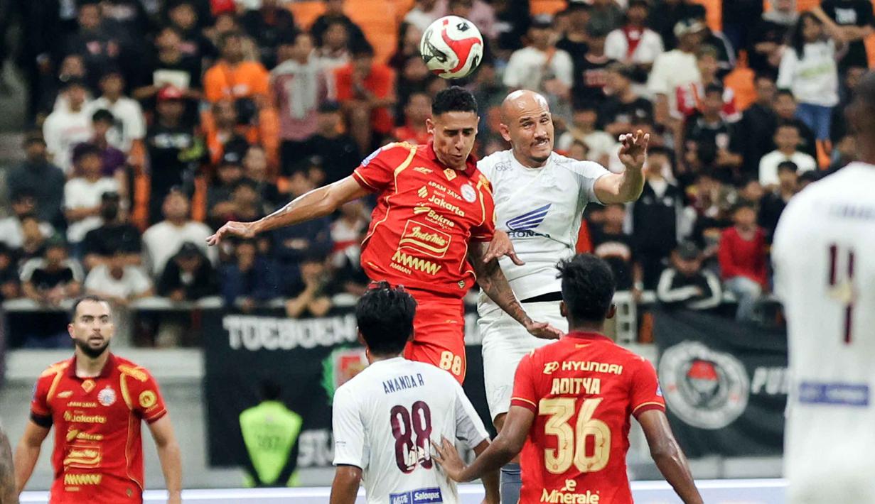 Bertanding di Jakarta International Stadium, Jumat (20/2/2026) malam WIB, Persija unggul tipis dengan skor 2-1. Tampak dalam foto, bek kanan Persija, Bruno Nunes De Barros (kiri - 88) berebut bola dengan pemain PSM Makassar pada laga pekan ke-22 BRI Super League 2025/2026 di Jakarta International Stadium, Jumat (20/2/2026) malam WIB. (Bola.com/Abdul Aziz)