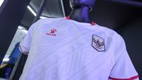 Corak batik pada jersey away Timnas Indonesia yang diproduksi Kelme. (Bagaskara Lazuardi/Bola.com)