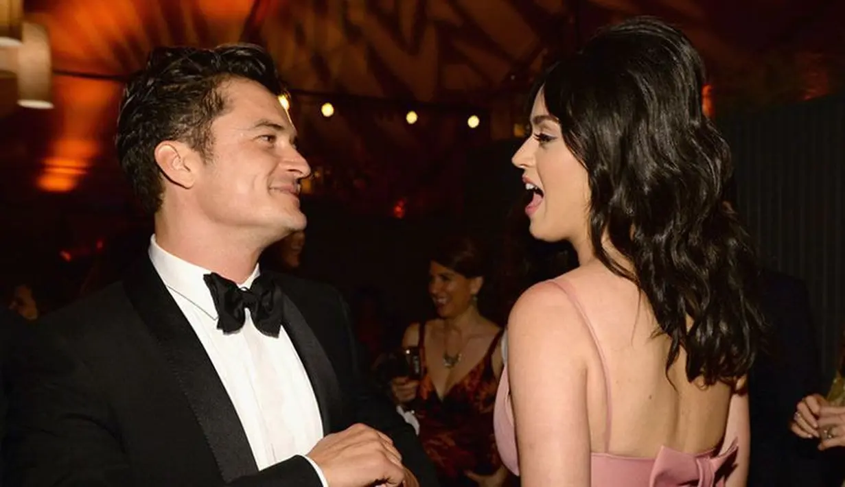 Kostum mereka memang unik. Dilansir dari Cosmopolitan, keduaya pun tengah dalam perjalanan untuk main Go Kart. (Cosmopolitan)