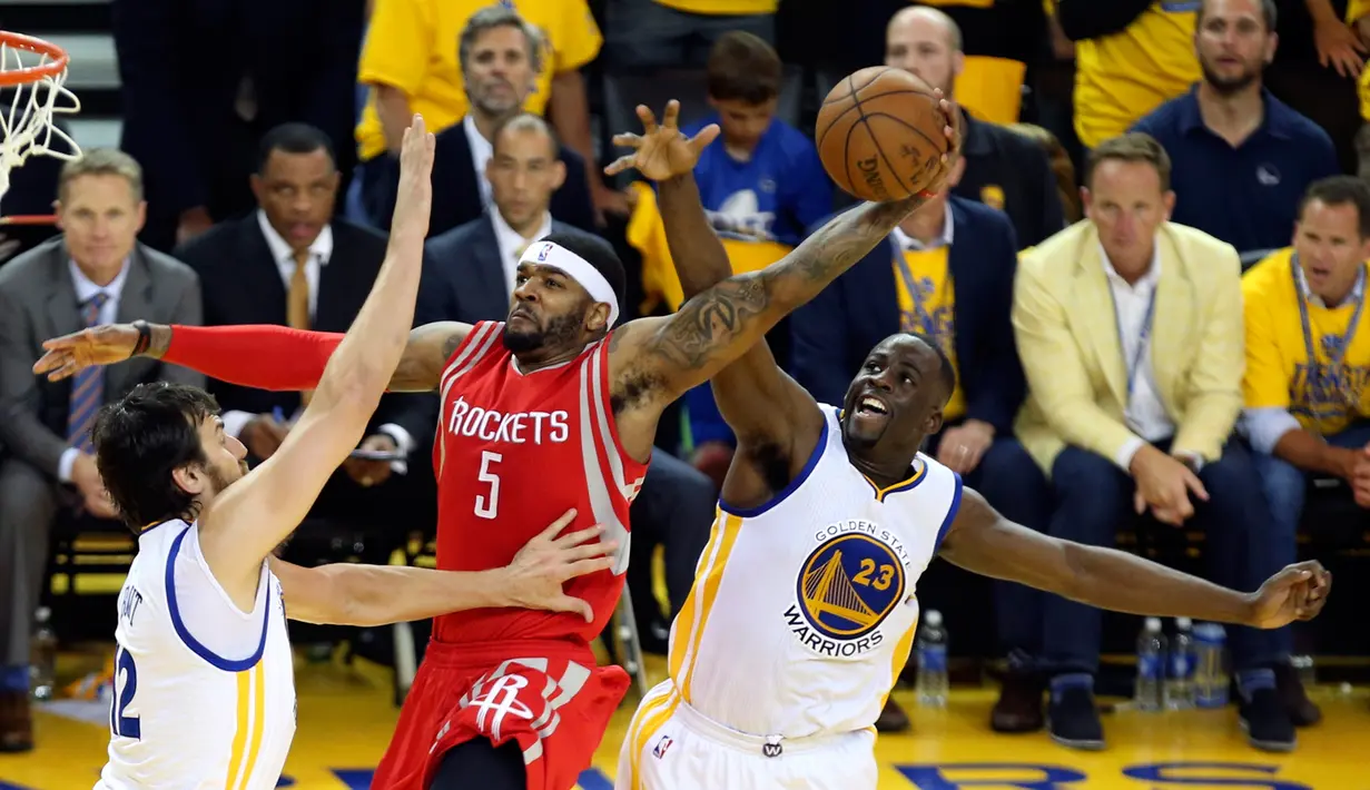 Pemain Houston Rockets, Josh Smith berusaha memasukkan bola ke ring di Game ke 5 final wilayah barat di Oakland, California, (27/5/2015). Warriors menang 104-90 dan melaju ke final NBA setelah 40 tahun. (Kelley L Cox-USA TODAY Sports)