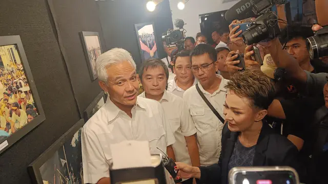 Calon presiden (capres) 2024 dari PDI Perjuangan (PDIP), Ganjar Pranowo saat menghadiri Pameran Foto 25 Tahun Reformasi di Menteng Jakarta Pusat, Sabtu (13/5/2023).