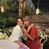 Bikin penggemar gemas, duo bestie Selena Gomez dan Taylor Swift rayakan ulang tahun bersama dengan outfit serasi. (Instagram/selenagomez).