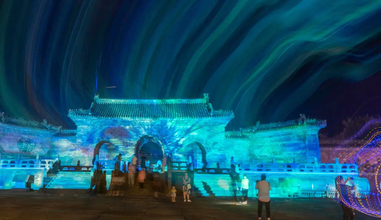 Wisatawan menikmati sebuah pertunjukan cahaya di kawasan wisata Istana Yuxu di Gunung Wudang, Provinsi Hubei, China tengah, pada 14 September 2020. (Xinhua/Du Huaju)