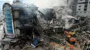 Petugas penyelamat mencari korban di antara puing-puing setelah kebakaran besar di sebuah pusat perbelanjaan di Karachi pada Senin 19 Januari 2026. Tim pencari dan penyelamat di Karachi, Pakistan, masih berjuang melakukan pencarian korban di reruntuhan sebuah gedung pusat perbelanjaan. (Asif HASSAN/AFP)