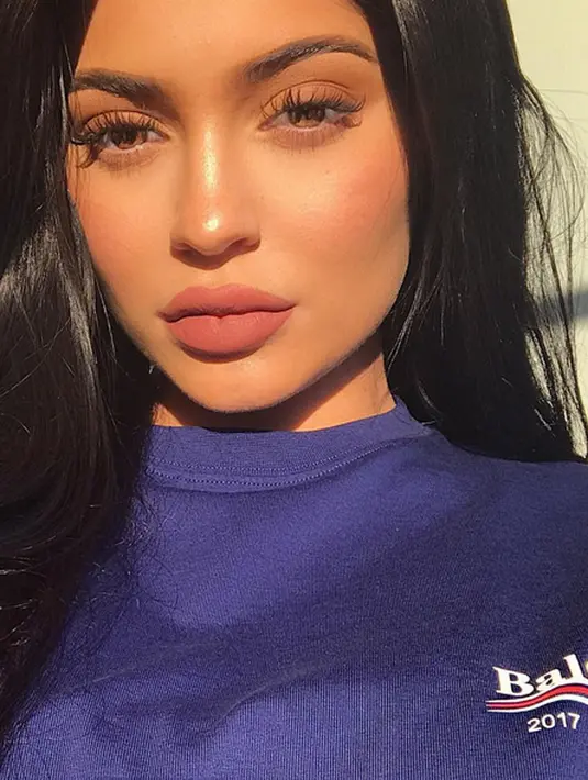 Belum selesai kabar kehamilan Kylie, kakak sambungnya, Khloe Kardashian juga dikabarkan hamil. Kini Khloe disebut sedang mengandung anak Tristan Thompson dengan usia kandungannya menginjak empat bulan. (Instagram/Kyliejenner)