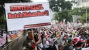 Suasana saat ribuan pedagang pulsa menggeruduk Kantor Kemenkominfo, Jakarta, Senin (2/4). Mereka menuntut Kemenkominfo menghapuskan kebijakan pembatasan penggunaan tiga SIM card untuk satu orang. (Liputan6.com/Arya Manggala)