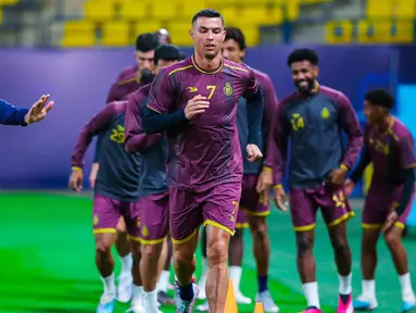 Pemain Al-Nassr, Cristiano Ronaldo, berlari saat sesi latihan jelang menghadapi Al-Adalah pada laga Liga Arab Saudi. Al-Nassr menjalani laga pekan kedua Liga Arab Saudi dengan bertandang ke markas Al-Adalah. (Twitter Al-Nassr )