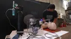 Anton Agusta melakukan uji coba ventilator buatannya di Bengkel Industri UMKM Agusta, Cidodol, Kebayoran Lama, Jakarta Selatan, Selasa (14/4/2020). Agusta membuat ventilator sederhana hasil belajar secara online dari Forum O2 yang berpusat di Kota Barcelona, Spanyol. (Liputan6.com/Angga Yuniar)