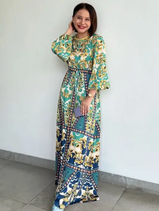 Rossa tampil mengenakan dress panjang lengan pump warna hijau kebiruan printed motif abstrak. [@itsrossa910]