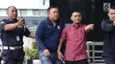 Bupati Pakpak Bharat Sumatera Utara, Remigo Yolanda Berutu (kedua kiri) digiring petugas saat tiba di Gedung KPK, Jakarta, Minggu (18/11). Remigo terkena OTT terkait dugaan penerimaan suap proyek di Dinas PUPR. (Liputan6.com/Helmi Fithriansyah)