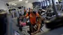 Larissa Neto saat berlatih gym bersama instruktur latihannya di Brasil, (3/2). Setiap sekolah dikepalai oleh Ratu Drums seperti Neto, yang nantinya akan menjadi pusat perhatian saat karnaval berlangsung. (REUTERS / Ricardo Moraes)