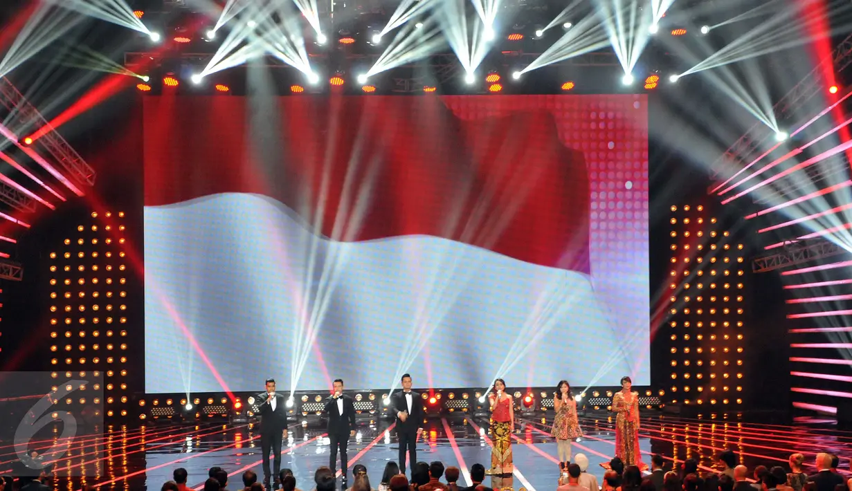 Tata cahaya panggung yang memukau saat konser amal "Voice Of Indonesia", Jakarta, Sabtu (17/10/2015). Konser tersebut sebagai aksi peduli kepada masa depan anak Indonesia. (Liputan6.com/Helmi Afandi)