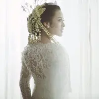 Raisa cantik  berkebaya putih saat akad nikah dengan Hamish Daud (Instagram/@thebridestory)