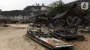 Perahu bambu terlihat di tempat rekreasi penambangan batu kapur di Bukit Jaddih, Bangkalan, Madura, Jawa Timur, Minggu (3/11/2019). Hingga saat ini tempat tersebut masih aktif sebagai lokasi penambangan batu kapur. (Liputan6.com/JohanTallo)