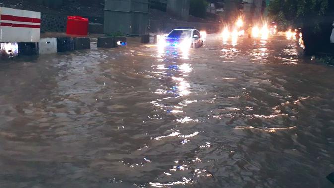 Banjir di Jalan DI Pandjaitan, Jakarta Timur. (Twitter @tmcpoldametro)