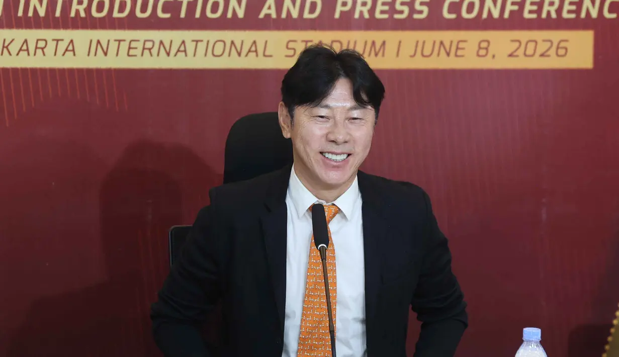 Shin Tae-yong saat diperkenalkan sebagai pelatih kepala Persija yang baru di Jakarta International Stadium, Senin (8/6/2026) siang WIB. (Bola.com/M Iqbal Ichsan)