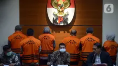 Wakil Ketua KPK Nawawi Pomolango (tengah) mengumumkan hasil OTT terhadap Bupati Kutai Timur Ismunandar di Gedung KPK, Jakarta, Jumat (3/7/2020). KPK menahan tujuh tersangka dugaan suap pekerjaan infrastruktur di lingkungan Pemerintah Kabupaten Kutai Timur tahun 2019-2020. (merdeka.com/Imam Buhori)