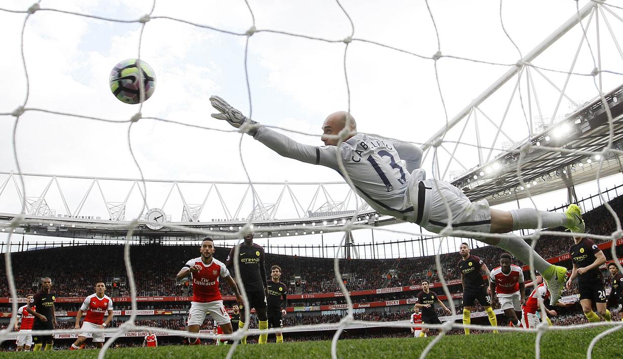 Kiper Manchester City, Willy Caballero, gagal menghalau bola ke gawangnya saat Arsenal menjamu Manchester City dalam lanjutan Liga Inggris di Stadion Emirates, London, Minggu (2/4/2017). Pertandingan tersebut berakhir imbang 2-2. (AP/Alastair Grant)