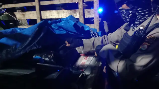Pemeriksaan mobil pikap yang diduga membawa penumpang mudik di Banten. (Liputan6.com/ Yandhi Deslatama)