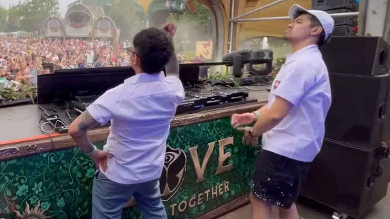 Uniknya Gaya Weird Genius Manggung di Tomorrowland 2022 Pakai Seragam SMA