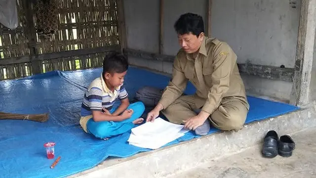 Kisah guru harus mengajar dari rumah ke rumah karena siswa tak punya smartphone