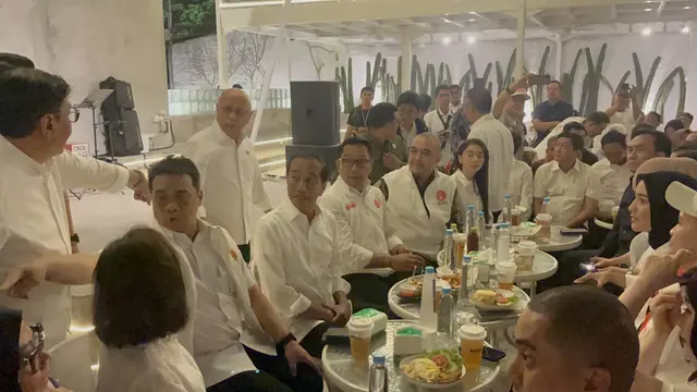 Berkemeja Putih, Jokowi Temui Ridwan Kamil di Jakarta