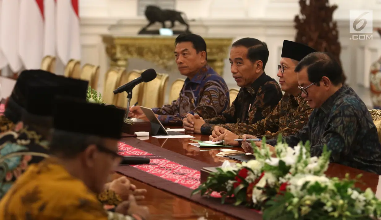 Presiden Joko Widodo atau Jokowi berbincang dengan pengurus Lembaga Persahabatan Organisasi Kemasyarakatan Islam (LPOI) di Istana Merdeka, Jakarta, Selasa (22/1). LPOI diketuai oleh Ketua Umum PBNU Said Aqil Siradj. (Liputan6.com/Angga Yuniar)