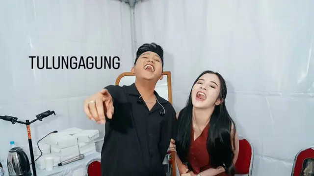 Potret Bella Bonita Temani Denny Caknan di Backstage (instagram.com/denny_caknan)