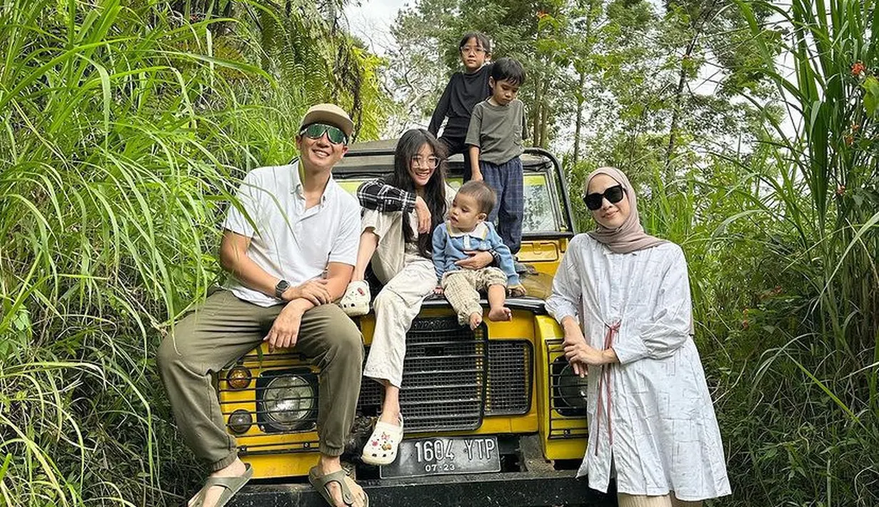 Fanny Fabriana memilih Pangalengan, Jawa Barat sebagai liburan akhir tahun bersama keluarganya. Ia tampil dengan atasan tunik dipadukan celana pleated coklat. [@fannyfabriana]