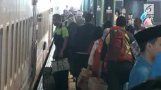 Tiga hari setelah hari raya idulfitri, ribuan pemudik mulai kembali ke Jakarta lewat Stasiun Gambir.