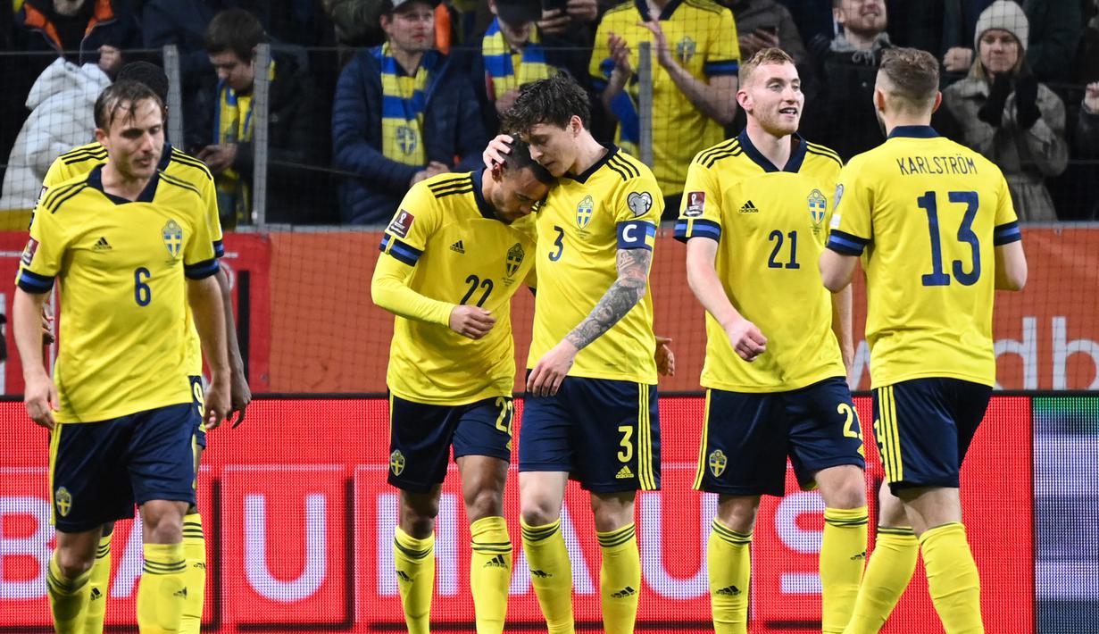 Swedia. Hingga kini Swedia tercatat telah tampil dalam 12 edisi Piala Dunia. Mereka gagal lolos ke Piala Dunia 2022 usai disingkirkan Polandia pada babak playoff kualifikasi. Pencapaian terbaik Swedia hanyalah menjadi runner-up pada edisi 1958 saat mereka menjadi tuan rumah. Swedia juga pernah finis di posisi ketiga pada edisi 1950 dan 1994, serta pernah duduk di peringkat keempat pada edisi 1938. (AFP/Jonathan Nackstrand)