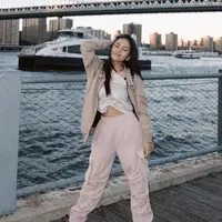 Rachel mengenakan inner ARcollection Vol 13 seharga Rp139 ribu, dipadukan dengan Jaket Erigo warna khaki seharga Rp155 ribu. Untuk bawahan, ia mengenakan pants full karet nude seharga Rp690 ribu. Instagram @Rachelvennya