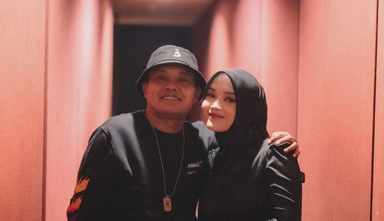 Sule turut memberikan dukungan di film pertama sang putri, dengan hadir di acara gala premiere. Sule juga tampil dengan outfit serba hitam, yaitu sweater dan bucket hat yang serasi. [Foto: Instagram/putridelinaa]