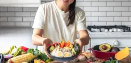 pola makan berbasis karbohidrat kompleks tidak hanya membantu menjaga stamina, tetapi juga berdampak positif pada kesehatan secara keseluruhan. Mulai dari pencernaan yang lebih baik hingga risiko penyakit kronis yang lebih rendah—semuanya bisa dimulai dari pilihan makanan sehari-hari. (foto/dok: freepik/pvproductions)