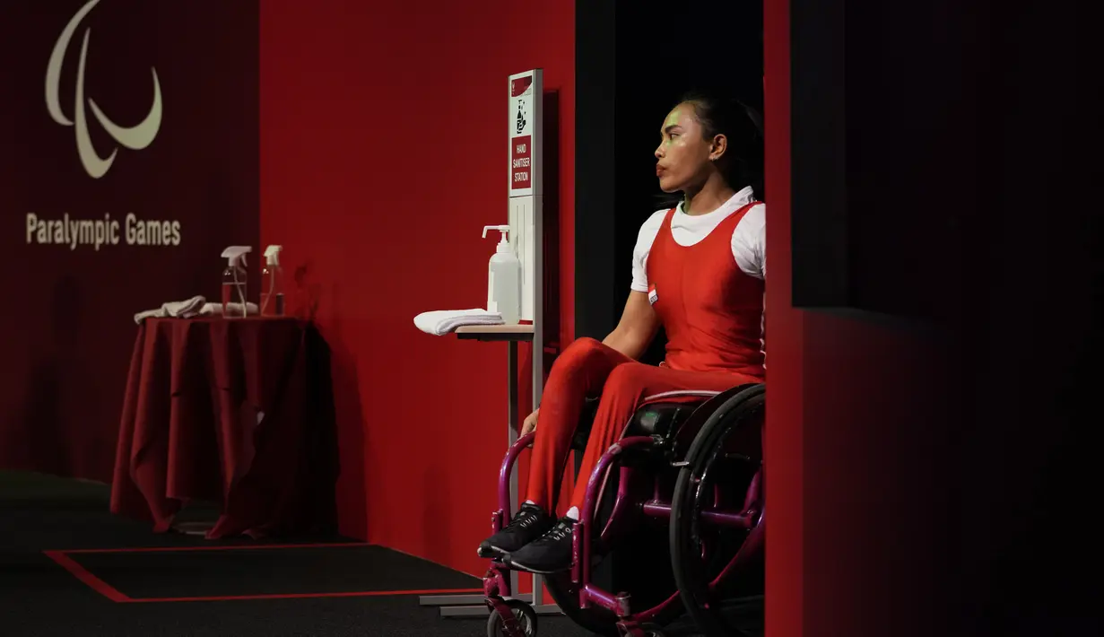 Ni Nengah Widiasih menyabet medali perak pada cabang olahraga angkat berat nomor 41kg putri ajang Paralimpiade Tokyo 2020. (Foto: AP/Kiichiro Sato)
