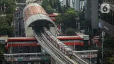 Kereta Light Rail Transit (LRT) Jabodebek saat melintasi jalur kuningan, Jakarta, Senin (22/1/2024). (Liputan6.com/Angga Yuniar)