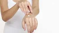 Selain Perawatan Kulit Tak Maksimal, Ini 4 Penyebab Kulit Kering