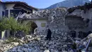 Seorang penduduk setempat memeriksa masjid Habib-i Neccar yang hancur di kota selatan bersejarah Antakya pada 11 Februari 2023, setelah gempa berkekuatan 7,8 melanda tenggara Turki. Gempa itu juga mengakibatkan hilangnya warisan negara yang kaya, yaitu Masjid Habibi Neccar yang berusia berabad-abad lamanya. (Photo by Yasin AKGUL / AFP)
