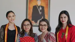 Tak lengkap rasanya, Hana Saraswati bisa berkesempatan bertemu dua putri raja Keraton Surakarta. Sosok keturunan Pakubuwana XIII, GRAy. Dewi Ratih dan GKR. Timur kompak menyambut kunjungan Hana Saraswati. (Lipuatn6.com/IG/@hanahaho)