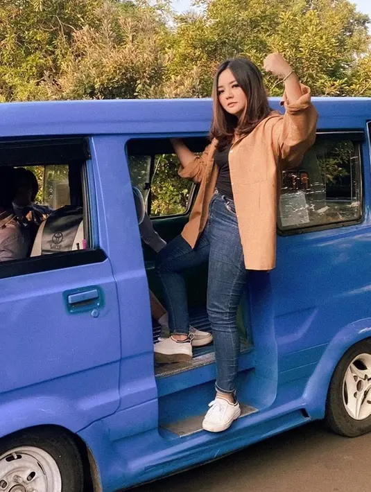 Perempuan yang lahir di Semarang ini tidak jaim sama sekali saat naik angkot. Ia malah berpose seperti abang-abang kernet angkot. Potret Gita Sinaga naik angkot ini berhasil bikin senyum para fans. (Liputan6.com/IG/gitasinaga)