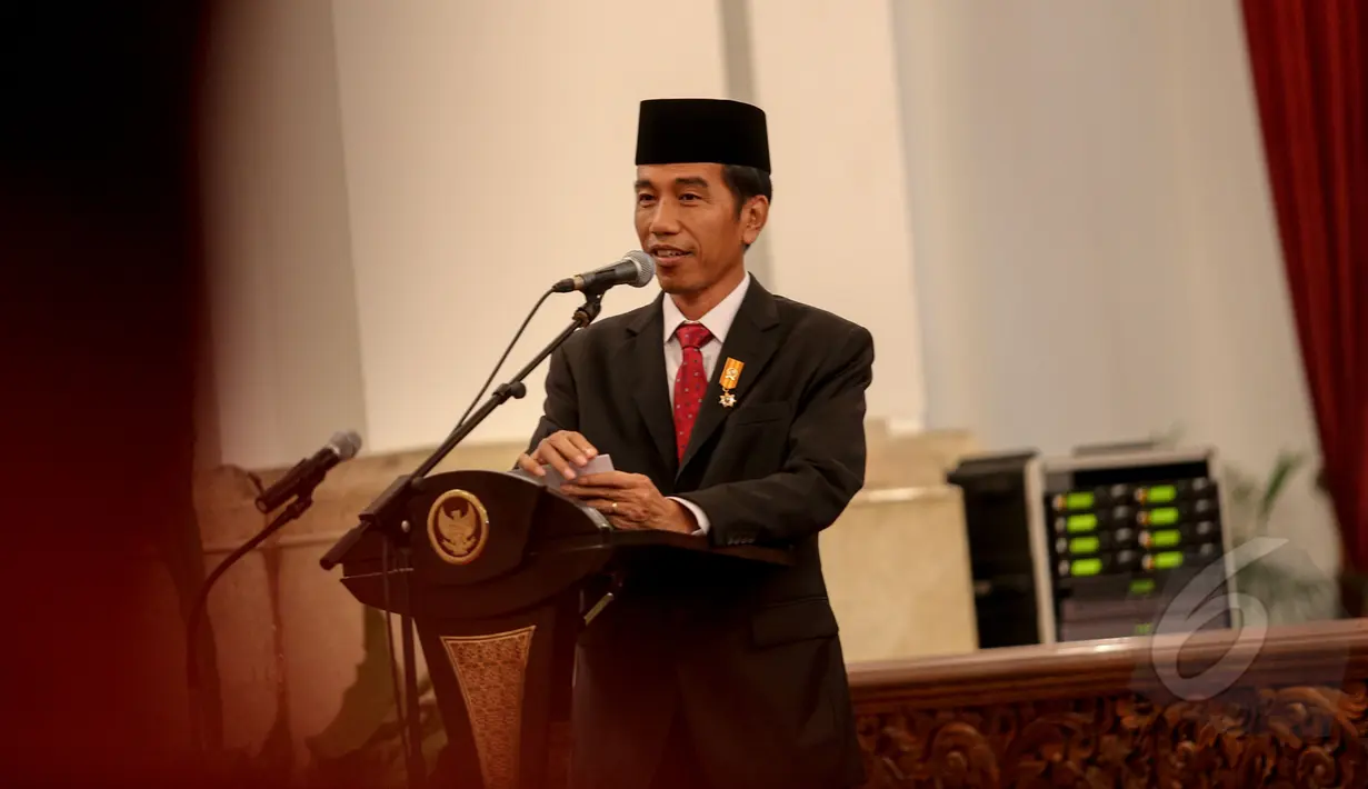 Presiden Joko Widodo memberikan sambutan saat acara pemberian penghargaan kepada sejumlah kepala daerah yang berprestasi di Istana Negara, Jakarta, Selasa (28/4/2015). Penghargaan ini diberikan dalam rangka hari otonomi daerah (Liputan6.com/Faizal Fanani)