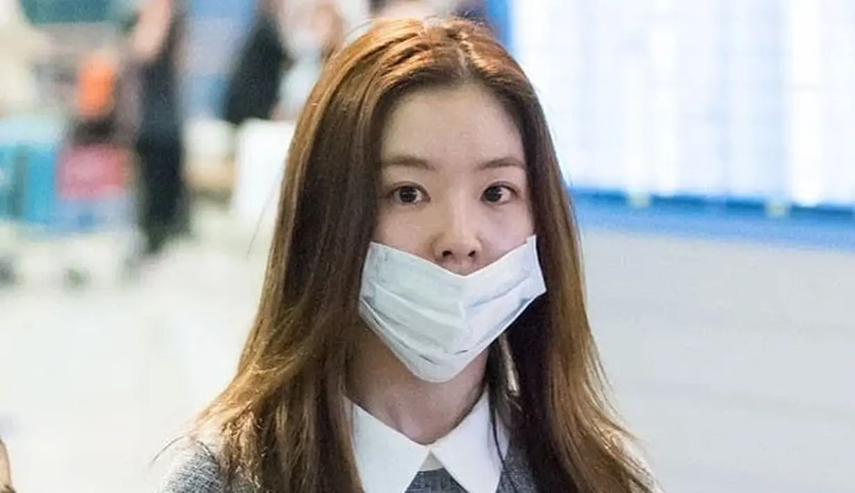 Saat berada di bandara, Irene Red Velvet terlihat tak mengenakan makeup. Walaupun demikian, idol kelahiran 29 Maret 1991 ini masih  tampak cantik menawan. (Foto: koreaboo.com)