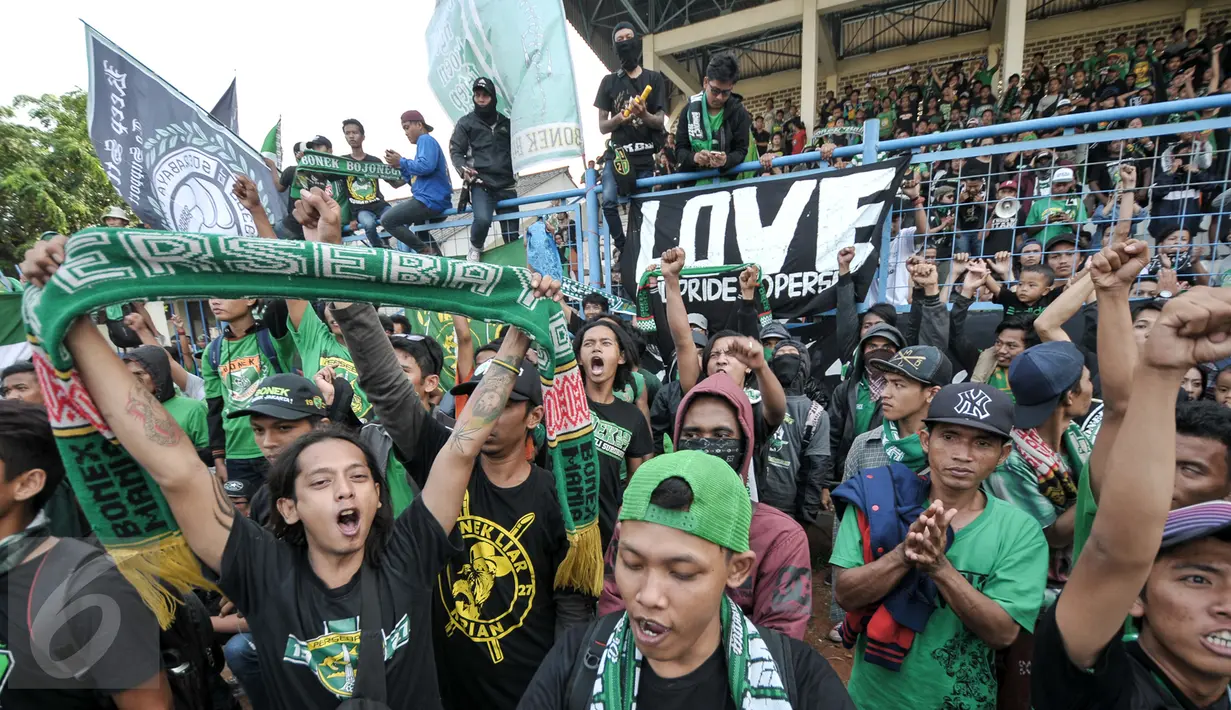 Ribuan suporter Persebaya Surabaya (Bonek) melakukan aksi di Stadion Tugu, Koja, Jakarta Utara, (2/8). Mereka meminta PSSI mengembalikan status Persebaya 1927 sebagai klub yang sah dan ikut perhelatan Liga Indonesia.(Liputan6.com/Yoppy Renato)