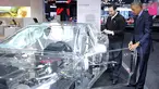 Presiden AS Barack Obama membuka pintu depan mobil transparan saat dipamerkan di North American International Auto Show di Detroit, Michigan (20/1). Obama terkagum melihat sebuah mobil transparan yang dipamerkan. (REUTERS/Jonathan Ernst)