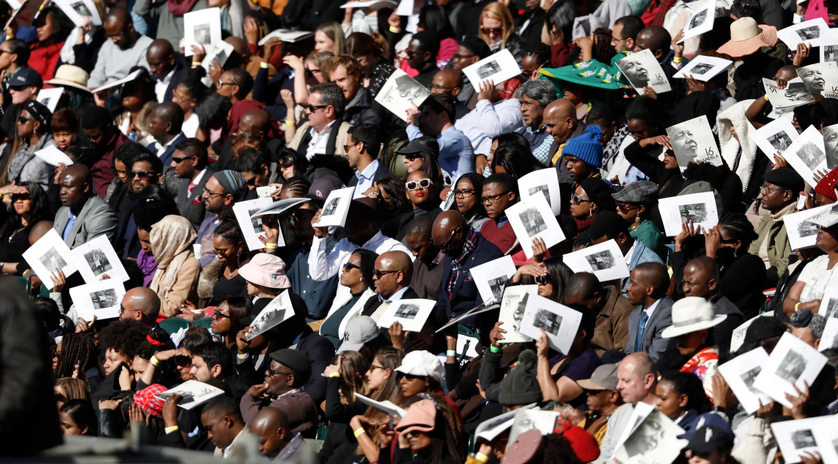 Penonton mendengarkan mantan presiden AS Barack Obama berbicara dalam Kuliah Tahunan Nelson Mandela ke-16 di Wanderers Stadium, Johannesburg, Afrika Selatan, Selasa (17/7). Nelson Mandela dikenal sebagai tokoh antiapartheid. (GIANLUIGI GUERCIA/AFP)