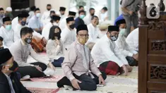 Gubernur dan Wakil Gubernur DKI Jakarta Anies Baswedan dan Ahmad Riza Patria melaksanakan salat Idul Adha di Masjid Fatahillah Balai Kota, Jumat (31/7/2020). Salat yang diikuti para pejabat Pemprov DKI Jakarta tersebut digelar dengan menerapkan protokol kesehatan. (Liputan6.com/Immanuel Antonius)
