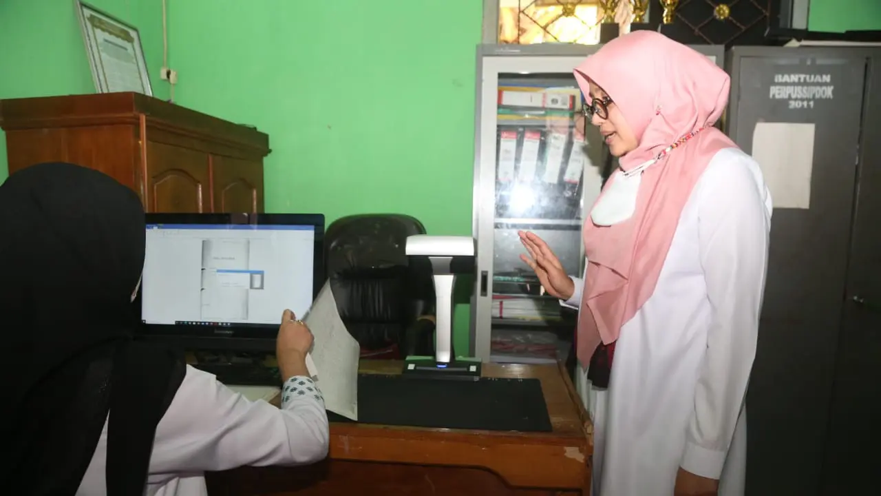 Bupati Banyuwangi Ipuk Fiestiandani mengecek langsung penerapan arisp digital di Desa Wringin Putih. (Istimewa)