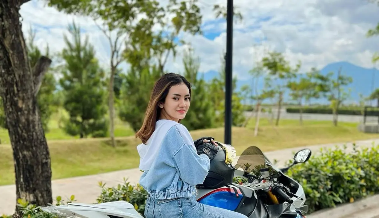 Tak hanya itu, Janis Kareem Aneira juga kerap menunjukan hobinya naik sepeda motor. (FOTO: instagram.com/janisaneira/)