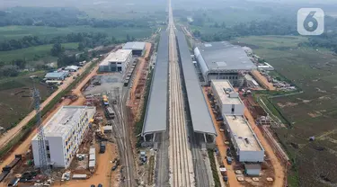 Foto udara memperlihatkan proyek Stasiun Karawang Kereta Cepat Jakarta-Bandung (KCJB), Kabupaten Karawang, Rabu (17/5/2023). (Liputan6.com/Herman Zakharia)