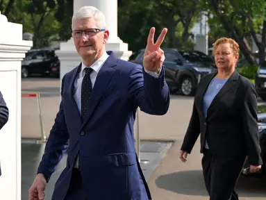 CEO Apple, Tim Cook (tengah) saat tiba untuk pertemuan dengan Presiden Indonesia Joko Widodo (Jokowi) di Istana Merdeka di Jakarta pada 17 April 2024. (BAY ISMOYO/AFP)